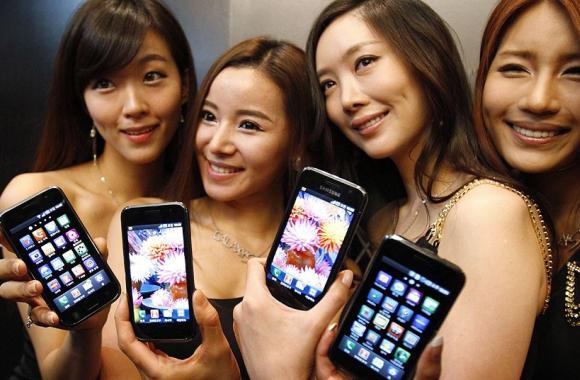Models pose with the Samsung Galaxy S Android smartphone.