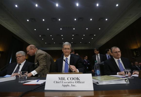 Apple CEO Tim Cook (C), CFO Peter Oppenheimer (L) and Apple Head of tax operations Philip Bullock appear before a Senate homeland security and governmental affairs investigations subcommittee hearing on offshore profit shifting and the U.S. tax code, on Capitol Hill in Washington.