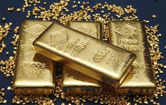 Why gold price may touch Rs 32,100 soon
