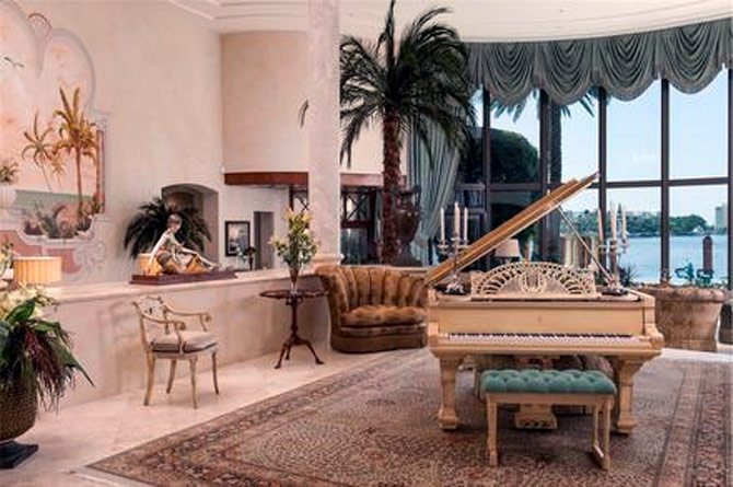 Buy this mansion, get a Rolls Royce for free!