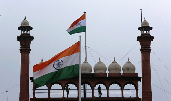 Indian Army soldiers stand guard on the balcony of the historic Red Fort as Indian national flags fly during Independence Day celebrations in Delhi August 15, 2013.