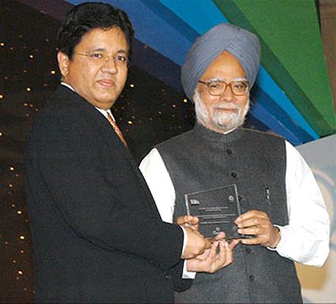 Kalanithi Maran receiving an award from Prime Minister Manmohan Singh.