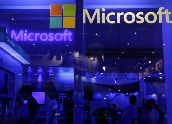 Microsoft investors push for chairman Gates to step down