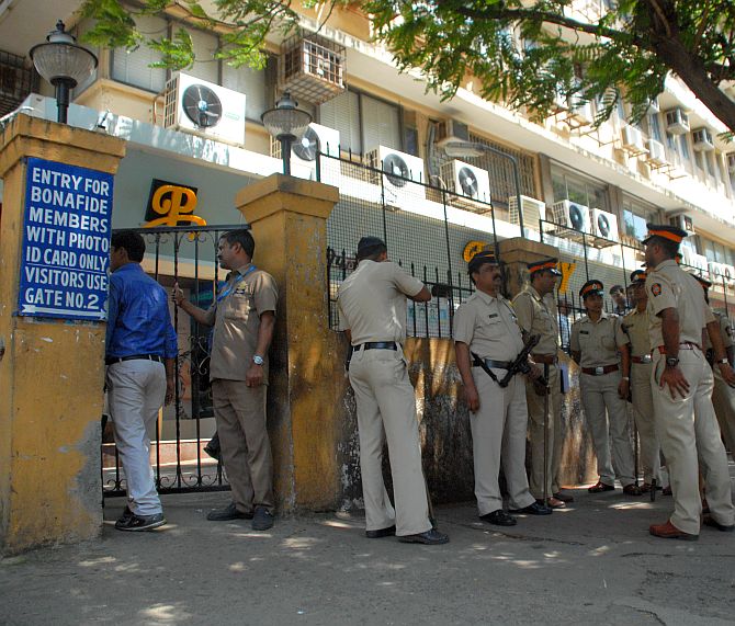 Income Tax officials raid diamond traders in Mumbai, Surat
