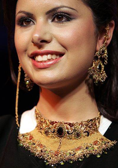 A Jordanian model displays gold jewellery at a wedding show.