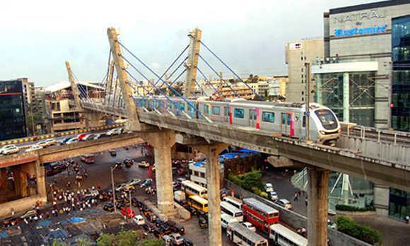 Mumbai Metro starts amid fare dispute