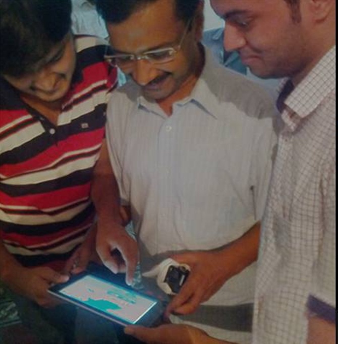 Kejriwal launches the game.