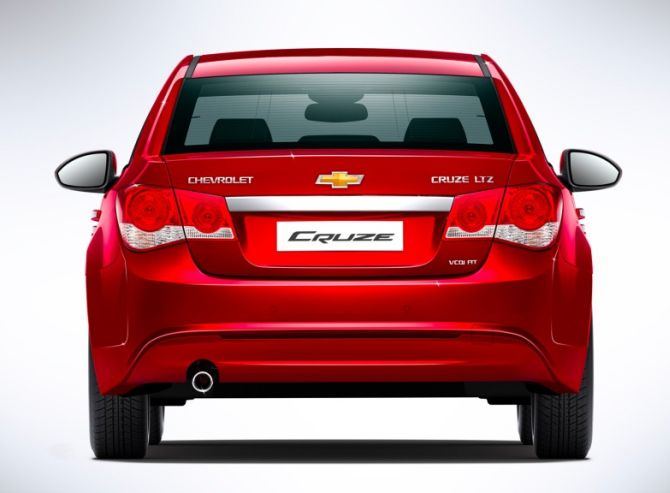 Chevrolet Cruze facelift hits Indian roads; costs Rs 13.75 lakh