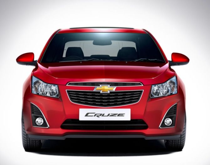 Chevrolet Cruze facelift hits Indian roads; costs Rs 13.75 lakh