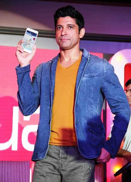 Brand Ambassador Farhan Akhtar posing with the Intex Aqua smartphone in Mumbai.