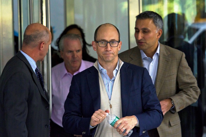 Dick Costolo (C ), chief executive of Twitter, and the company's chief financial officer Mike Gupta (R) leave JP Morgan headquarters after a meeting before the firm's IPO in New York, October 25, 2013.