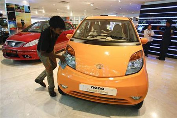 Tata, M&M car sales slump; falling rupee to hurt industry