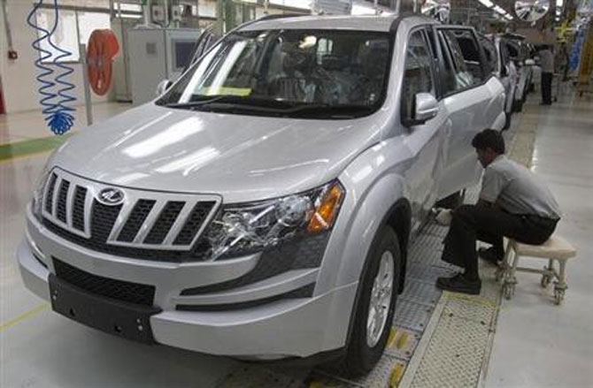 Tata, M&M car sales slump; falling rupee to hurt industry