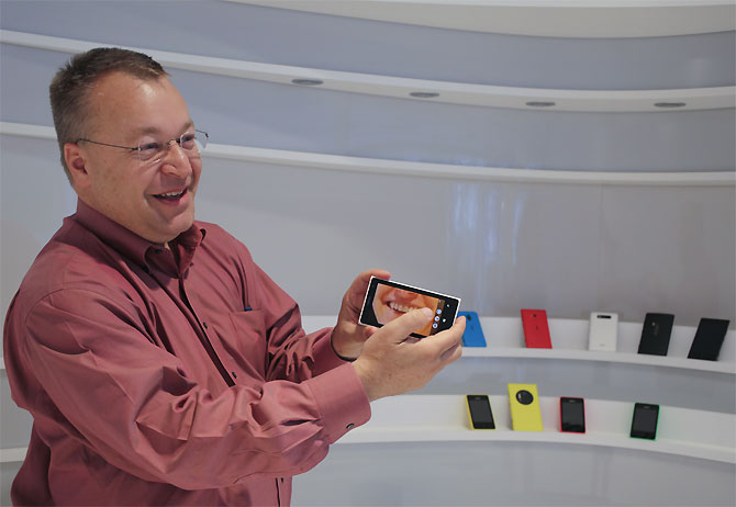 Nokia chief executive Stephen Elop demonstrates the camera technology of the company's high-end smartphone, the Lumia 1020.