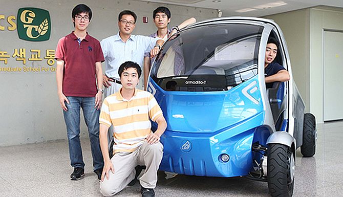 Armadillo-T: A car that folds in half for easy parking