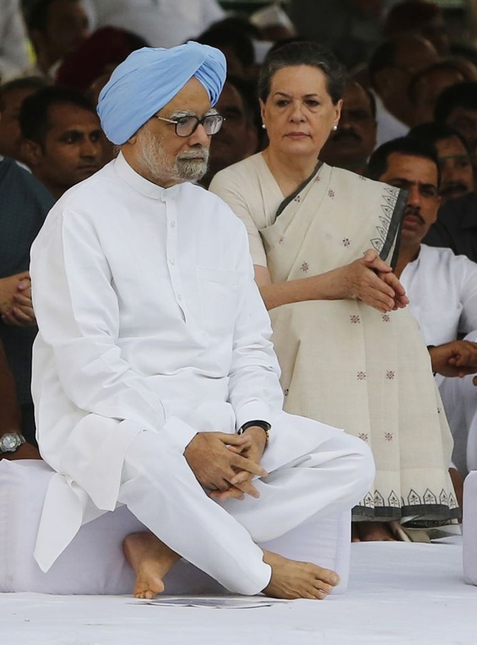 Prime Minister Manmohan Singh and chief of India's ruling Congress party Sonia Gandhi (R) sit after paying respect at the memorial of the former India's Prime Minister Rajiv Gandhi