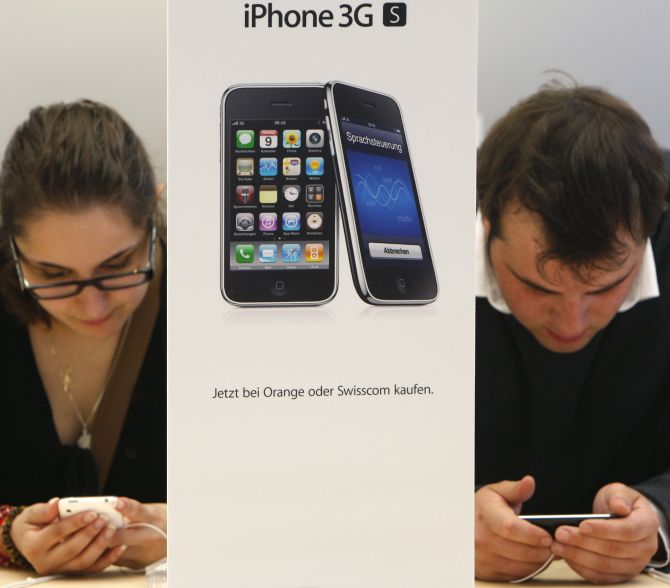 Customers try out the new iPhone 3GS on the first day it is being sold at the Apple Store in Zurich.