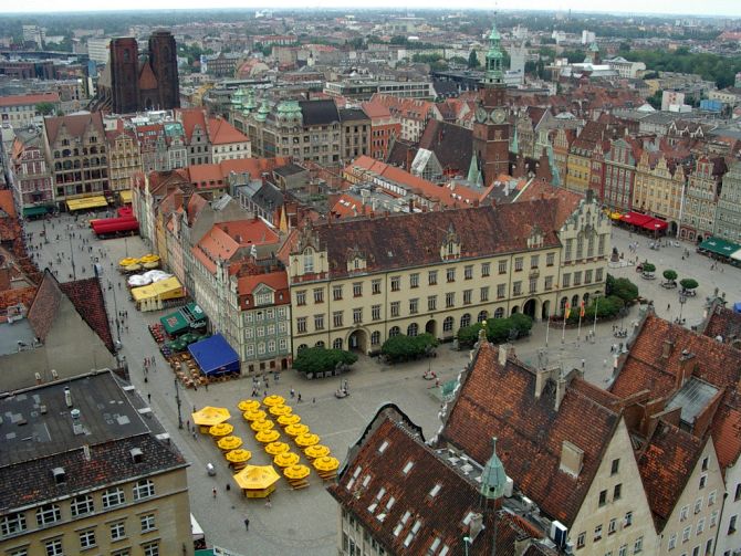 Market Square in Wrocław filled with picturesque tenements.