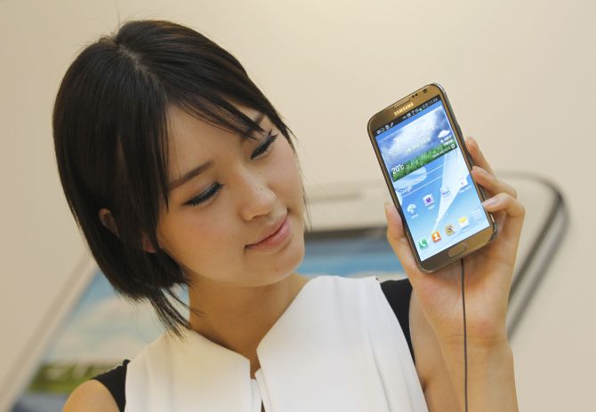 A model poses with Samsung Electronics' Galaxy Note 2 in Seoul.