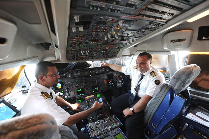 The cockpit in an Airbus A310-304.