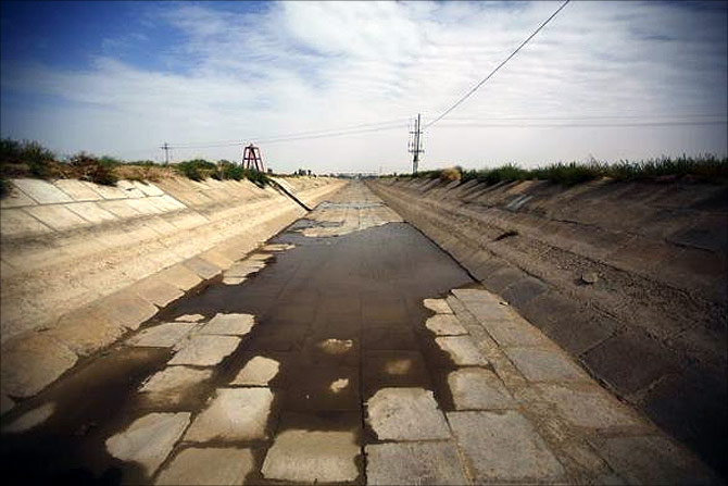 An irrigation canal is seen near the dried up Shiyang river on the outskirts of Minqin town, Gansu province.