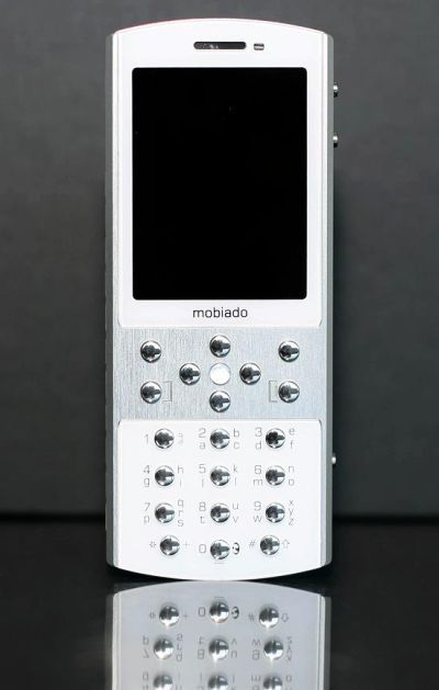 Mobiado Classic 712ZAF phone.