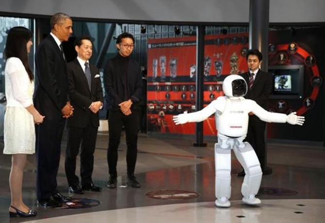 Honda's ASIMO plays soccer with President Obama!
