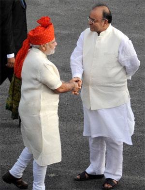 Narendra Modi being received by Union Minister for Finance, Corporate Affairs and Defence, Arun Jaitley. Photograpg: Courtesy, PIB