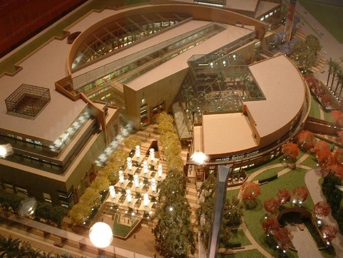 Construction work on DLF's biggest mall stalled