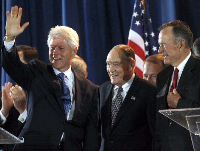 Former US presidents George Bush (R) and Bill Clinton (L) stand with National Constitution Center Chairman John C. Bogle (Centre).
