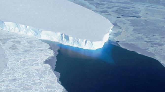  The Thwaites Glacier in Antarctica is seen in this undated NASA image. Vast glaciers in West Antarctica seem to be locked in an irreversible thaw linked to global warming that may push up sea levels for centuries, scientists said.