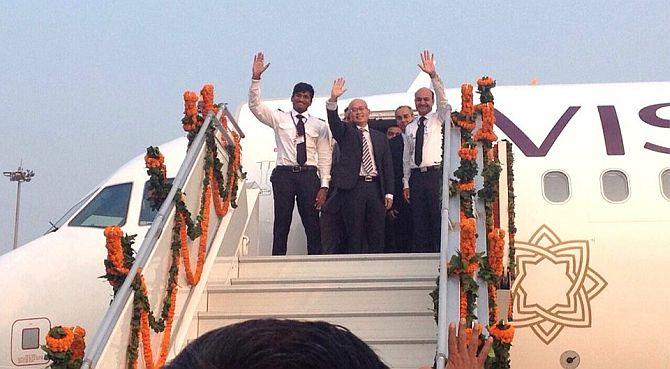 Phee Teik Yeoh, CEO with First Officer Kushal Aggarwal and Captain Rahul Puri, the pilots who flew the first Vistara aircraft from Changi, Singapore to New Delhi