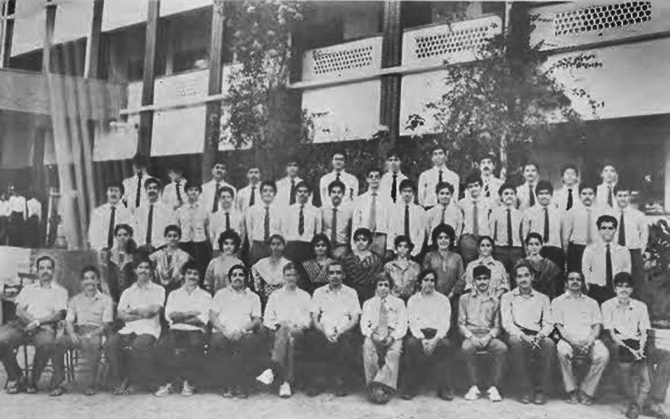 A class group photograph of Satya Nadella (6th from left, 4th row).