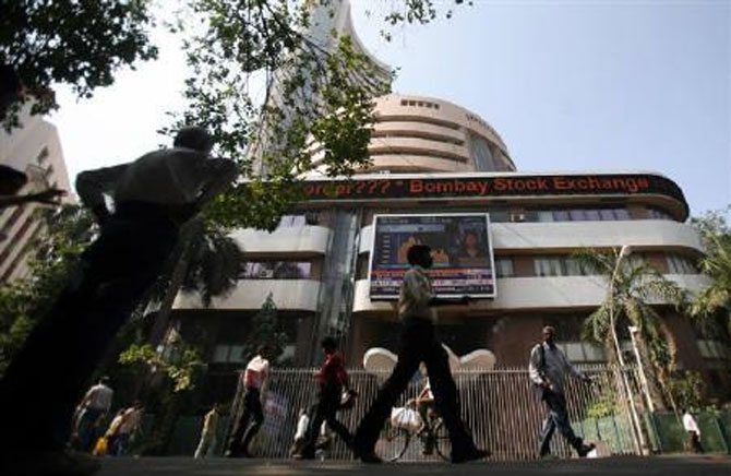 Markets come off day's highs; RIL down 1%