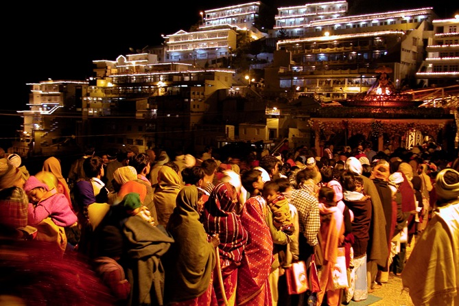Devotees wait to enter the holy cave of Vaishno Devi, goddess of power, during the Navratri festival in Trikuta hills about 58 km (36 miles) north of Jammu.