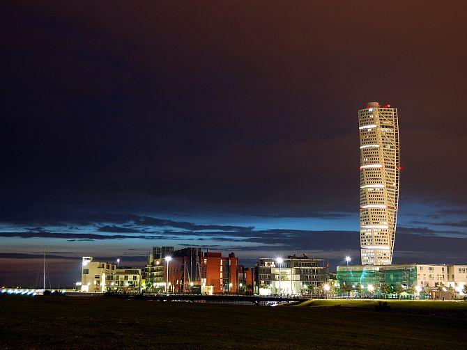 Turning Torso and Vastra Hamnen by night.