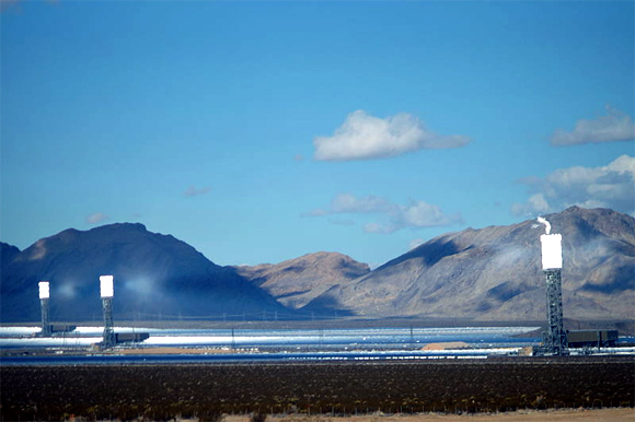  Ivanpah Solar Power Facility (California).