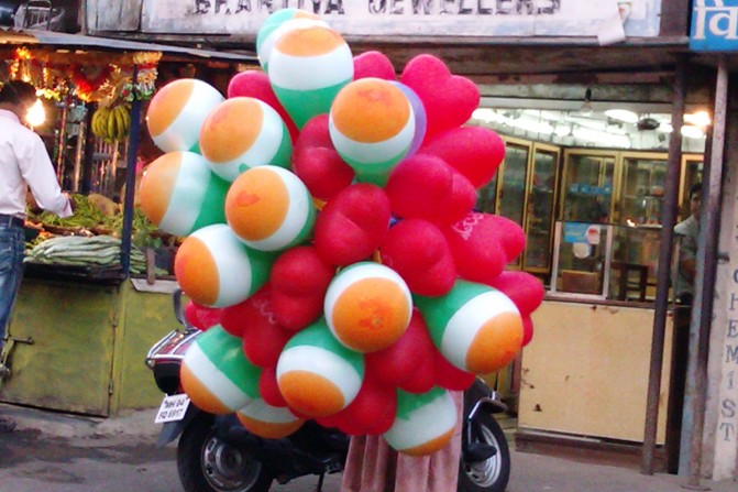 Balloons in the Indian Tricolour are popular with kids.