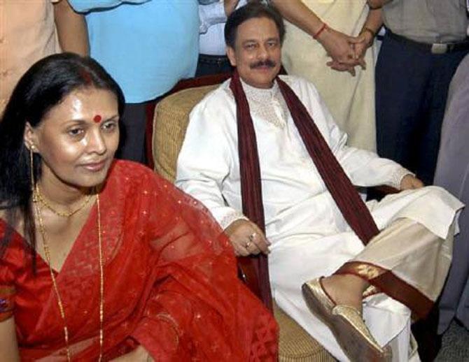 Subrata Roy (R), chairman of Sahara India, with wife Swapna.