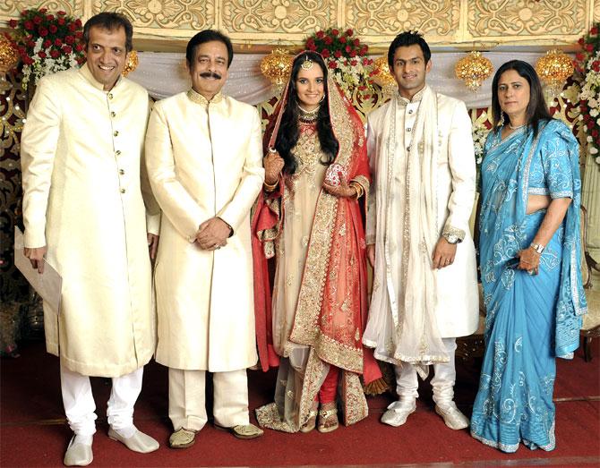  Indian tennis player Sania Mirza (C) and Pakistani cricketer Shoaib Malik (2nd R), flanked by Sania's parents, Imran Mirza (L) and Naseema Mirza (R), and Sahara India Chairman Subroto Roy.