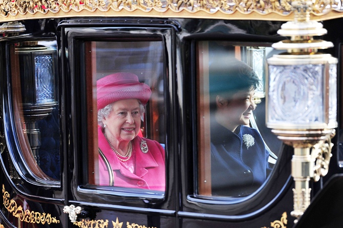 Britain's Queen Elizabeth (L) and South Korea's President Park Geun-hye arrive in a state carriage at Buckingham Palace in London November 5, 2013.