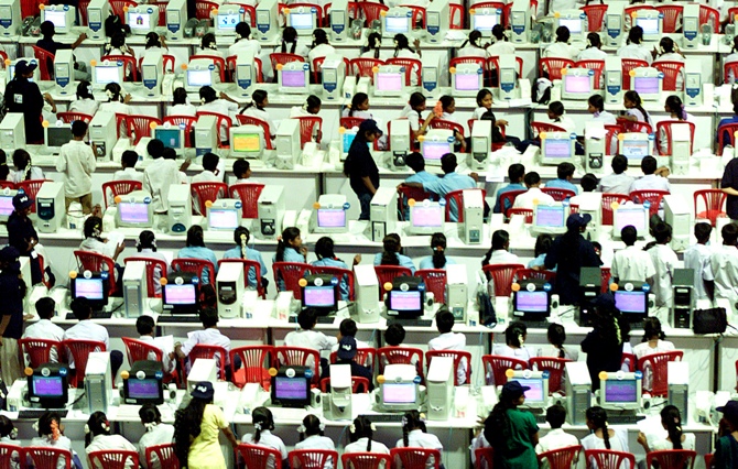 School children use computers.