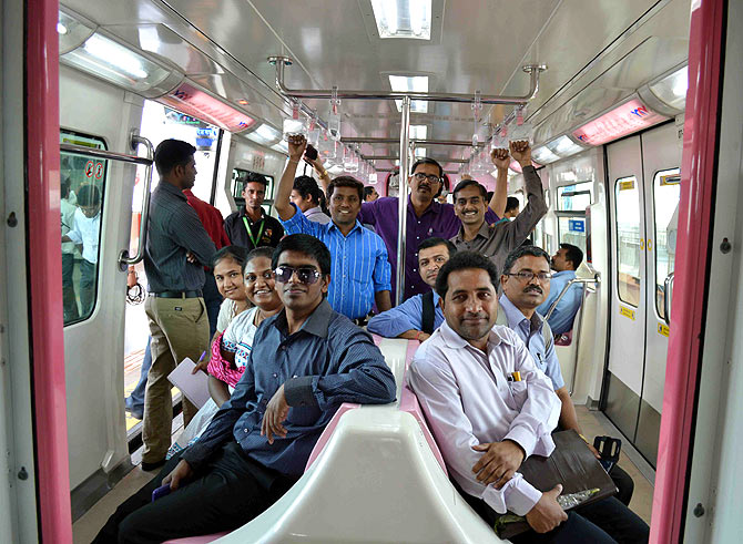 Mumbai monorail rakes in Rs 2 lakh on Day 2
