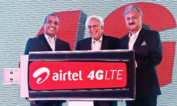 Bharti Airtel Chairman Sunil Mittal (L), India's Telecoms Minister Kapil Sibal (C) and Bharti Airtel's former CEO for India and South Asia Sanjay Kapoor.