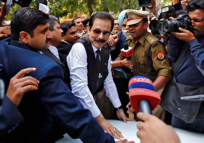 The Sahara group chairman Subrata Roy (C) arrives at the Supreme Court in New Delhi March 4, 2014.