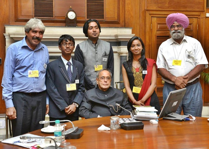 (L to R) - Dharamveer Kamboj, Tenith Adithyaa, M B Avinash, Manisha Mohan Gurumail Singh Dhonsi with President Pranab Mukherjee.
