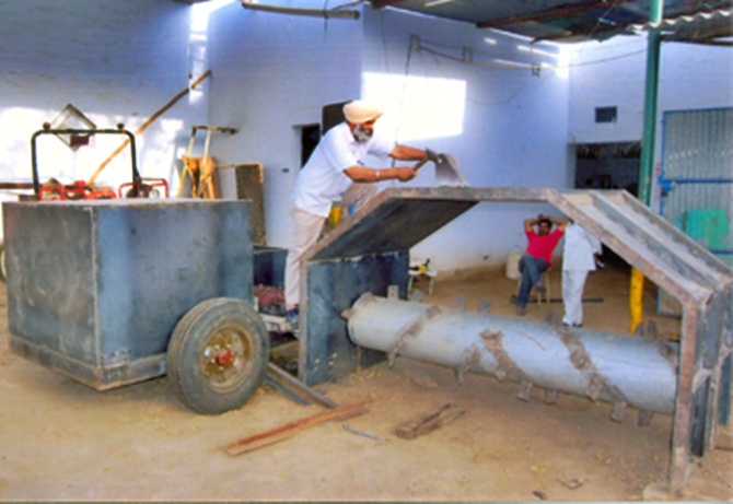 Gurumail Singh Dhonsi, a farmer from Rajasthan, invented a Rapid Compost Aerator