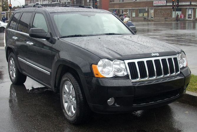 2005-2007 Jeep Grand Cherokee photographed in Montreal, Quebec, Canada.