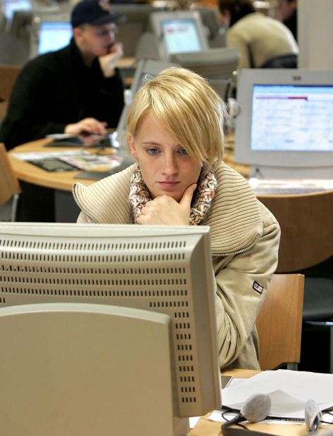 A woman uses a computer in a Federal Labour Office job centre.