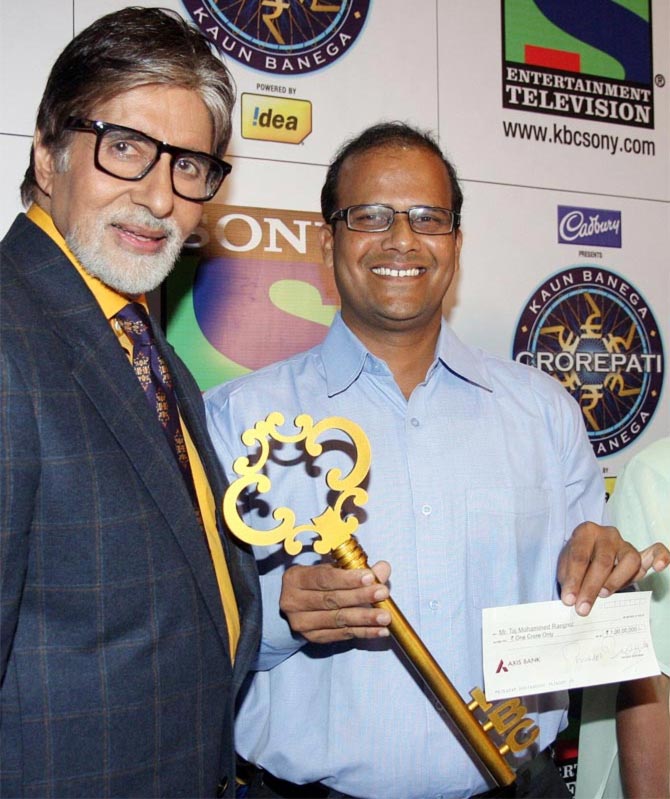 Amitabh Bachchan and Taj Mohammed Rangrez, Kaun Banega Crorepati 2013 winner of 7 crore (Rs 70 million).